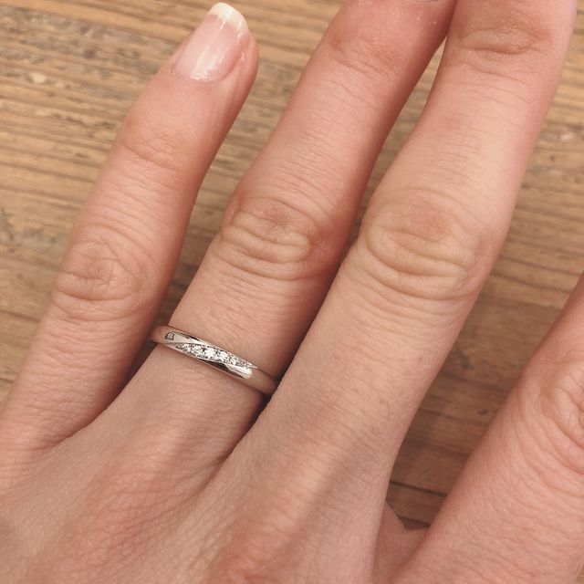 【ケイウノ ブライダル(K.UNO BRIDAL)の口コミ】 初めはシンプルな指輪を考えていたのですが、パンフレットや実際のサンプ…