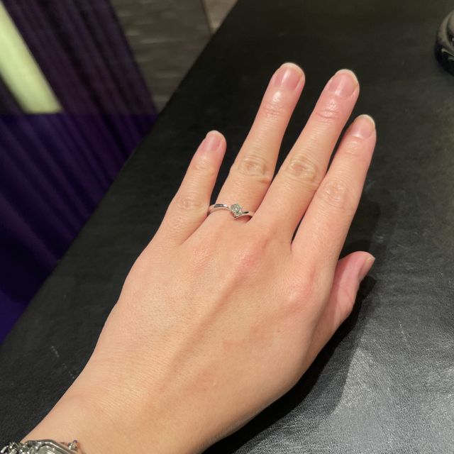 【MIKIMOTO(ミキモト)の口コミ】 定番の一粒ダイヤタイプでありながら、アームの形に特徴があるお洒落なリ…