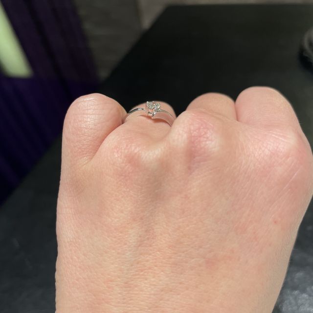 【MIKIMOTO(ミキモト)の口コミ】 定番の一粒ダイヤタイプでありながら、アームの形に特徴があるお洒落なリ…