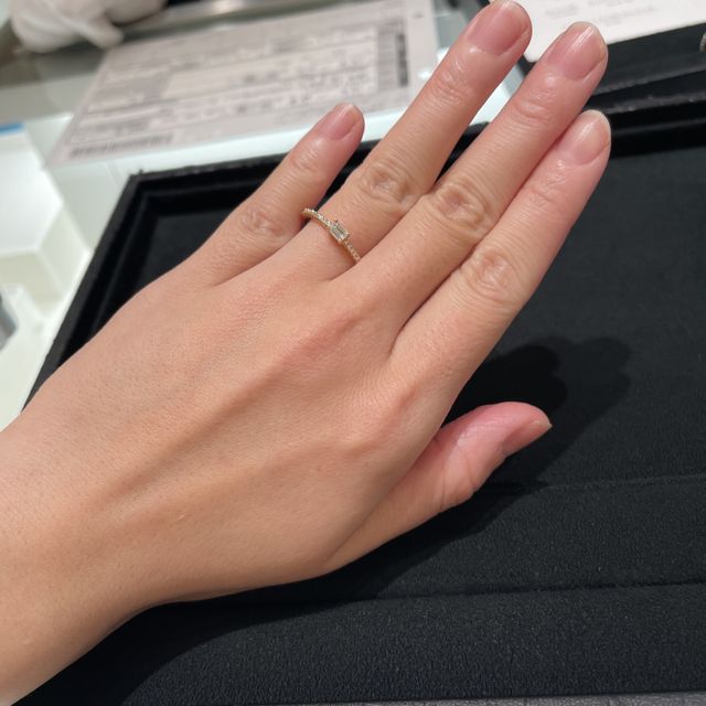 【ティファニー(Tiffany & Co.)の口コミ】 エメラルドカットのダイヤが輝くお洒落なリングです。
いかにも婚約指輪！…