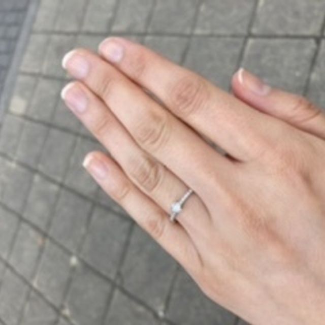 【カルティエ(Cartier)の口コミ】 普段使いできそうなデザインで探していました。最初は一粒ダイヤで探しま…