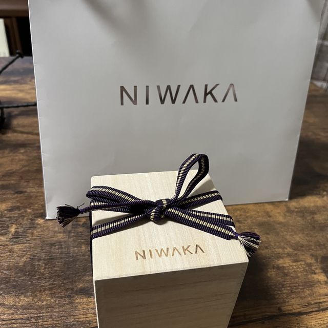 【俄(にわか)の口コミ】 指輪のデザインの幾重にも重なるやわらかな木目模様は、継ぎ目がなく永遠…