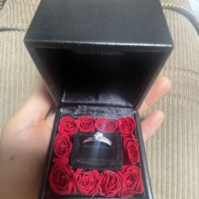 【エクセルコダイヤモンド(EXELCO DIAMOND)の口コミ】 大きめのダイヤモンド1個の傍にも小さいダイヤモンドがついているデザイン…