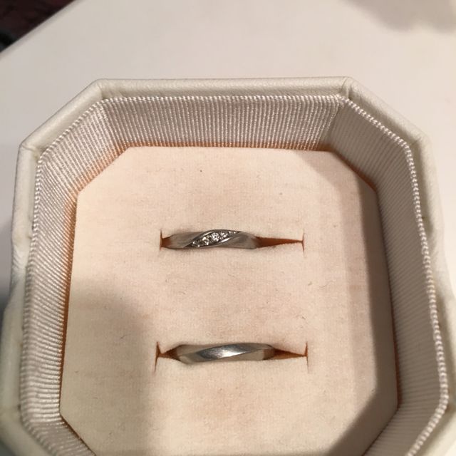 【4℃ BRIDAL(ヨンドシーブライダル)の口コミ】 はじめはダイヤモンドの石が突起している王道のリングを探していました。4…