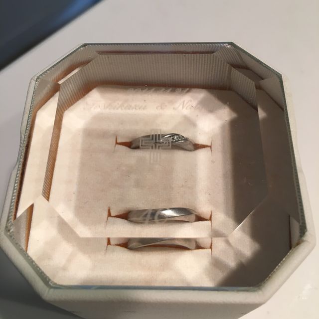 【4℃ BRIDAL(ヨンドシーブライダル)の口コミ】 はじめはダイヤモンドの石が突起している王道のリングを探していました。4…