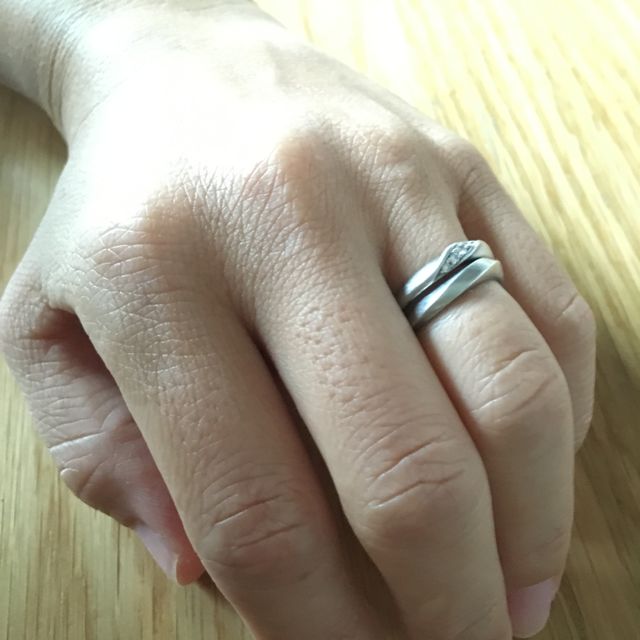 【4℃ BRIDAL(ヨンドシーブライダル)の口コミ】 はじめはダイヤモンドの石が突起している王道のリングを探していました。4…