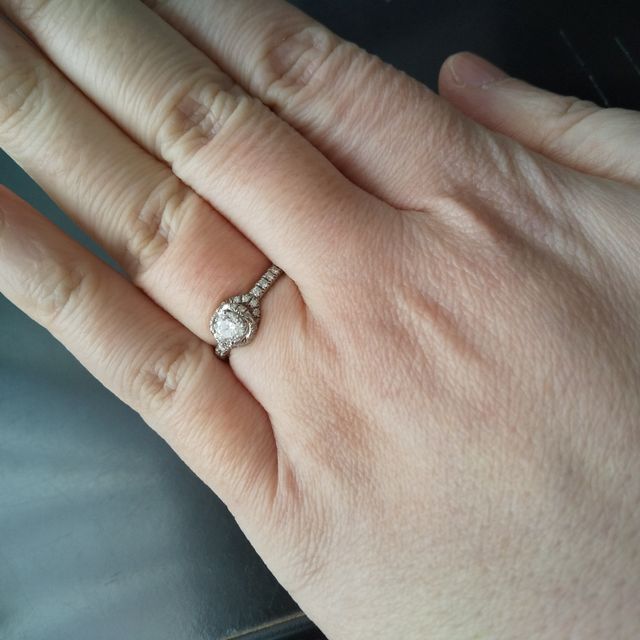 【ショーメ(CHAUMET)の口コミ】 プラチナ製でダイヤがたくさん散りばめられ、とてもキラキラしています。…