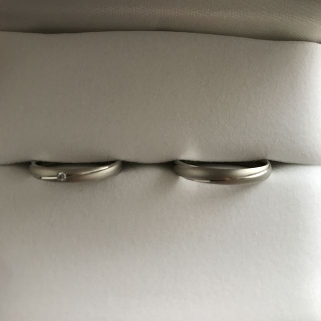 【PILOT BRIDAL(パイロットブライダル)の口コミ】 デザインにマット感があり、ダイヤモンドが埋め込まれている為。年齢を重…