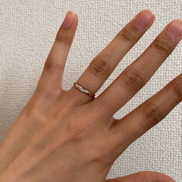 【nocur(ノクル)の口コミ】 斜めにダイヤがデザインされているものが一目見て惹かれたので、いくつか…