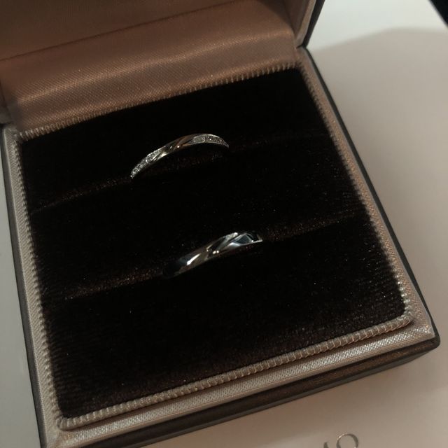 【アイプリモ(I-PRIMO)の口コミ】 婚約指輪と重ねて付けたときに合うデザインだったのが1番の決め手です。ま…