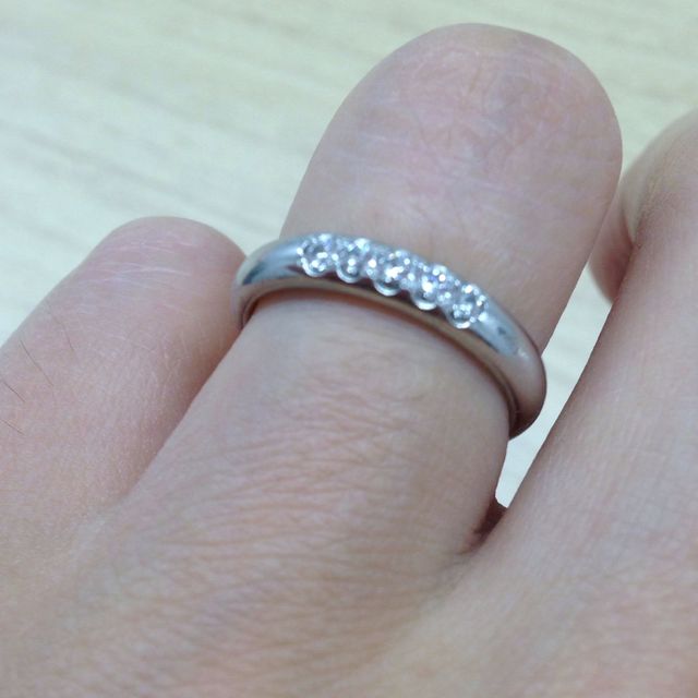 【ラザール ダイヤモンド(LAZARE DIAMOND)の口コミ】 ポイントは2つ。1つ目はリングの太さです。指が太いので、細めのリングで…