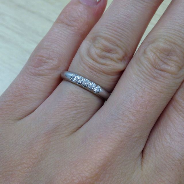 【ラザール ダイヤモンド(LAZARE DIAMOND)の口コミ】 ポイントは2つ。1つ目はリングの太さです。指が太いので、細めのリングで…