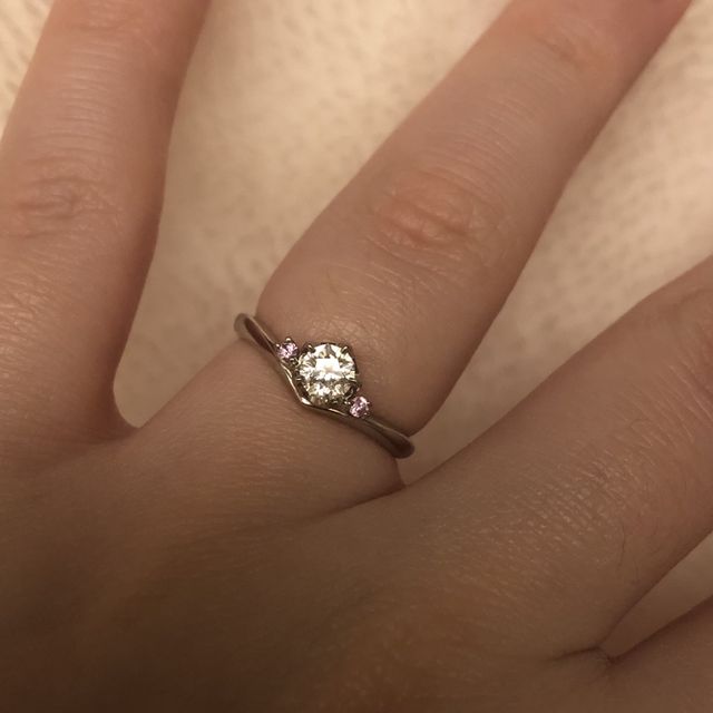 【TOMOE(トモエ)の口コミ】 桜ダイヤモンドがとってもキラキラで美しく、指輪のデザインが素敵で試着…