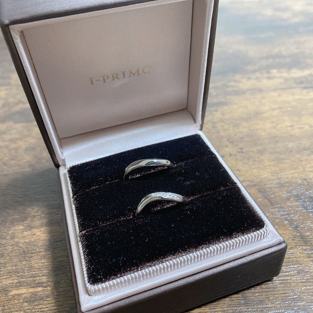 【アイプリモ(I-PRIMO)の口コミ】 二人ともシンプルすぎないけどシンプルな、少し幅が太めなウェーブタイプ…