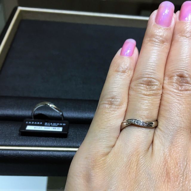 【ラザール ダイヤモンド(LAZARE DIAMOND)の口コミ】 緩やかなウェーブデザインを探している中で出会いました。ショーウィンド…