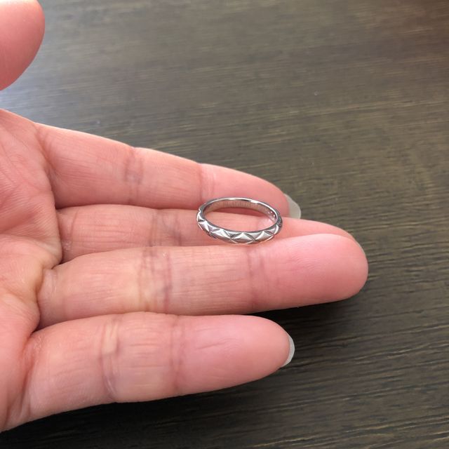 【シャネル(CHANEL)の口コミ】 シンプルなデザインのものを探していました。でも一癖あるものが良くて、C…