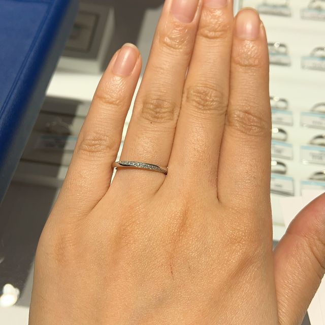 【銀座ダイヤモンドシライシの口コミ】 斜めカットでダイヤモンドが入っているデザインが、かわいいと思っていた…