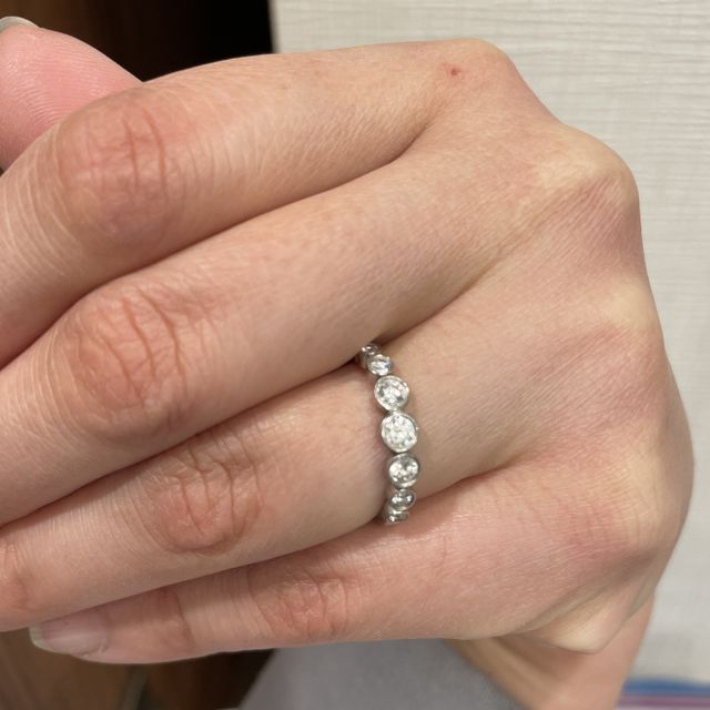 【ティファニー(Tiffany & Co.)の口コミ】 カジュアルな服にも着られるティファニーらしいセッティングのダイヤが気…