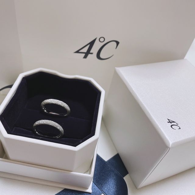 【4℃ BRIDAL(ヨンドシーブライダル)の口コミ】 指輪のデザインが余り他人と被らない物を探してました。
太めのデザインな…