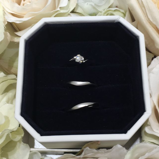 【4℃ BRIDAL(ヨンドシーブライダル)の口コミ】 婚約指輪は指輪についていた花の形がとてもかわいかったので選びました。…