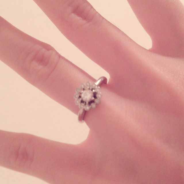 【エクセルコダイヤモンド(EXELCO DIAMOND)の口コミ】 内側に主人の誕生石であるルビーを入れてもらった。
その横にお互いの名前…