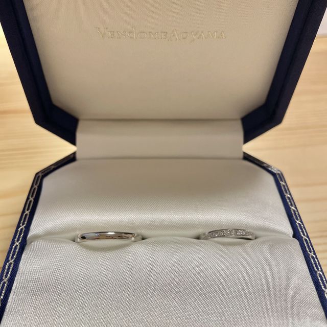 【ヴァンドーム青山(VENDOME AOYAMA)の口コミ】 夫のものはシンプルなデザインで幅は2.5㎜です。
私のものはダイヤが少し…