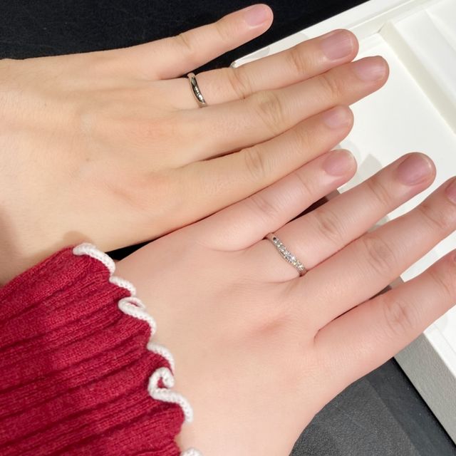 【MIKIMOTO(ミキモト)の口コミ】 V字のデザインで指を長くきれいに見せてくれます。またダイヤモンドが7石…