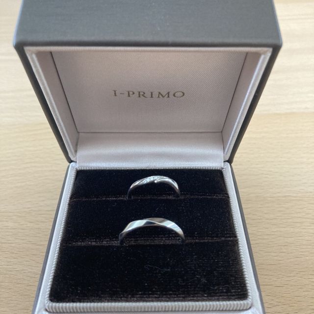 【アイプリモ(I-PRIMO)の口コミ】 婚約指輪と結婚指輪は別のブランドであるが、相性が良い。輝き方もダイヤ…