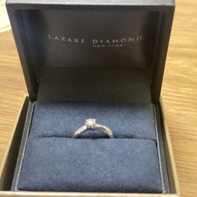 【ラザール ダイヤモンド(LAZARE DIAMOND)の口コミ】 重ね付けを希望していた為、少し湾曲なものをチョイスしました。細さや色…