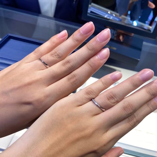 【銀座ダイヤモンドシライシの口コミ】 細めで、ダイヤがついたものを探していたのですが、好みぴったりなものに…
