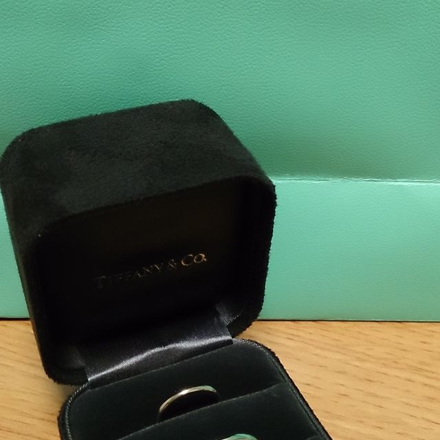 【ティファニー(Tiffany & Co.)の口コミ】 シンプルなデザインで飽きがこないことが決め手でした。
指輪をつけたまま…