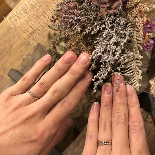 【鎌倉彫金工房の口コミ】 ■素材
結婚指輪は耐久性、色味の観点からPt900を選択。
婚約指輪は結婚指…