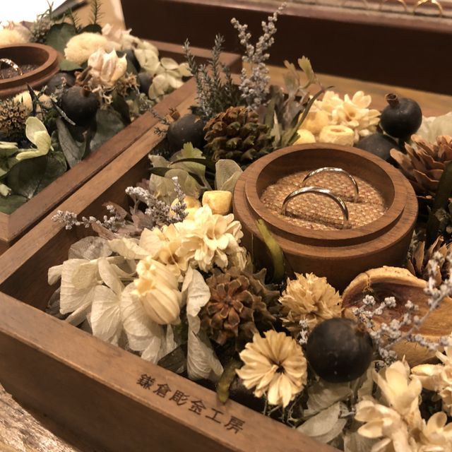 【鎌倉彫金工房の口コミ】 ■素材
結婚指輪は耐久性、色味の観点からPt900を選択。
婚約指輪は結婚指…