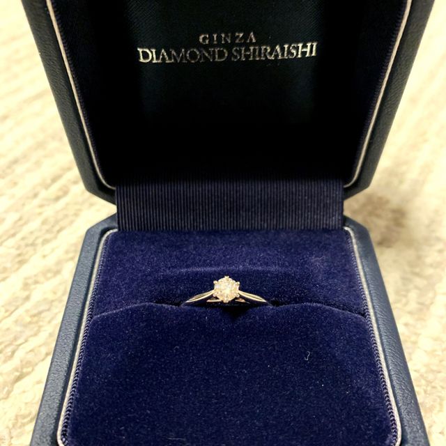 【銀座ダイヤモンドシライシの口コミ】 ゴツゴツしていなくシンプルなデザインに惹かれました。リングを横から見…