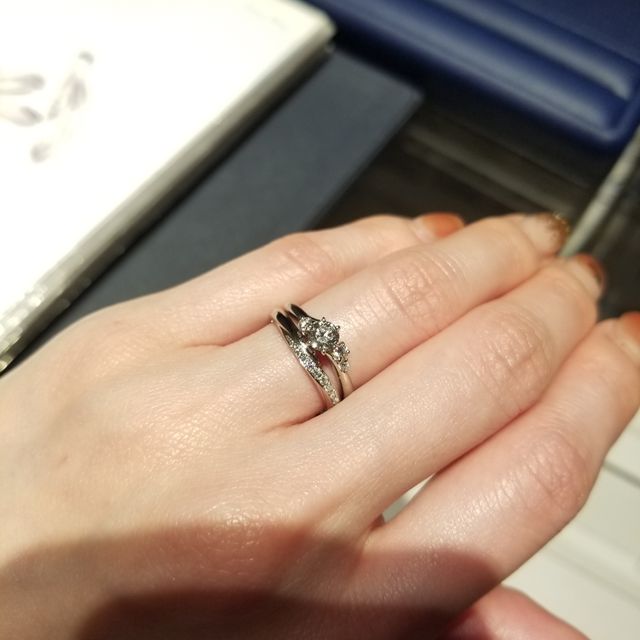 【銀座ダイヤモンドシライシの口コミ】 セットリングを世に初めて提案したブランドとのことで、結婚指輪、婚約指…