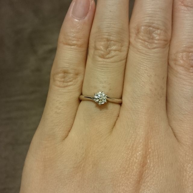 【エクセルコダイヤモンド(EXELCO DIAMOND)の口コミ】 シンプルだけどおしゃれなストレートラインでダイヤを美しく見せてくれる…