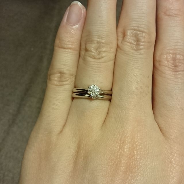 【エクセルコダイヤモンド(EXELCO DIAMOND)の口コミ】 婚約指輪と重ねた姿がとても気にいり、同じシリーズで揃える良さを感じま…