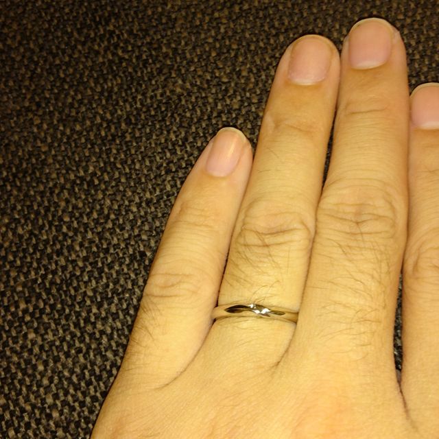 【エクセルコダイヤモンド(EXELCO DIAMOND)の口コミ】 婚約指輪と重ねた姿がとても気にいり、同じシリーズで揃える良さを感じま…