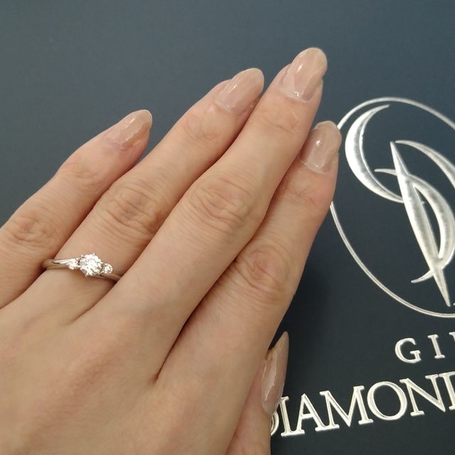 【銀座ダイヤモンドシライシの口コミ】 微妙にウェーブがかかっており、素敵だと思いました。
特にダイヤの輝きが…