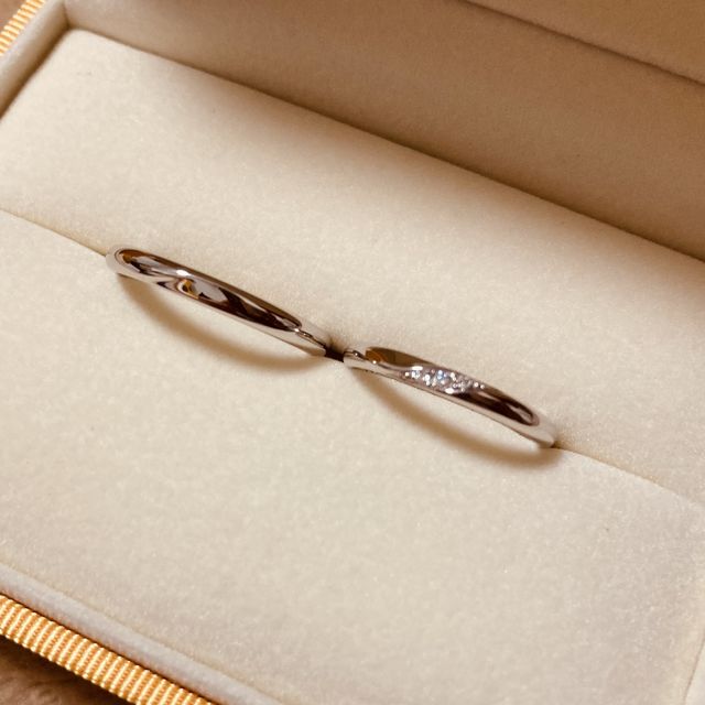 【ケイウノ ブライダル(K.UNO BRIDAL)の口コミ】 デザインが男性はシンプル、女性もダイヤがついているが上品でシンプルで…