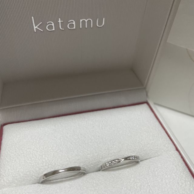 【Katamu(カタム)の口コミ】 指輪の決め手の1番は、やっぱりデザインです。ペアだと見てわかるもので、…