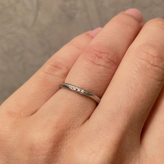 【エクセルコダイヤモンド(EXELCO DIAMOND)の口コミ】 前面にひねりのある形のリングに、ダイヤが横に3つ並んで控えめに光るデザ…