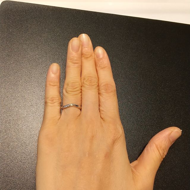【4℃ BRIDAL(ヨンドシーブライダル)の口コミ】 デザインは、ウェーブの指輪です。関節が
ゴツゴツしていても、指を綺麗に…