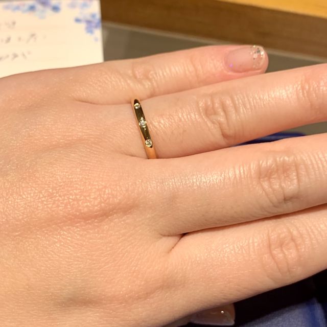 【銀座ダイヤモンドシライシの口コミ】 肌馴染みのいいゴールドで、埋め込みのダイヤがポツポツ付いている感じが…