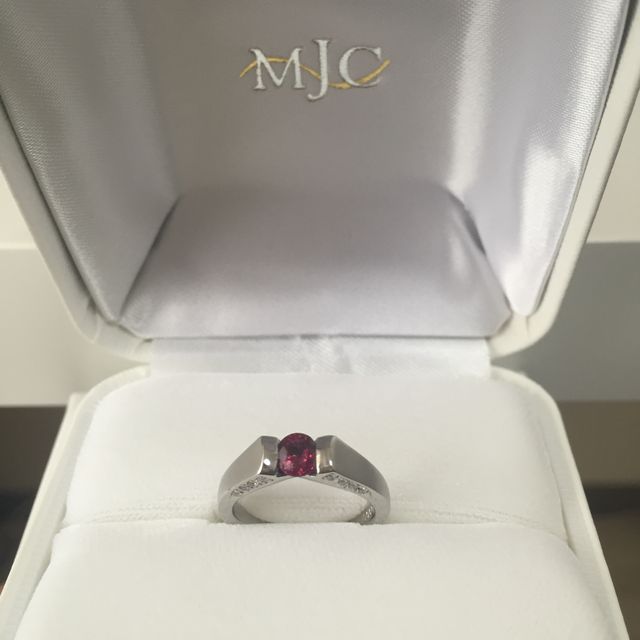 【MJC(三菱ジュエリーコレクション)の口コミ】 デザインがとても素敵で、ルビーの透き通った赤い輝きに一目惚れしてしま…
