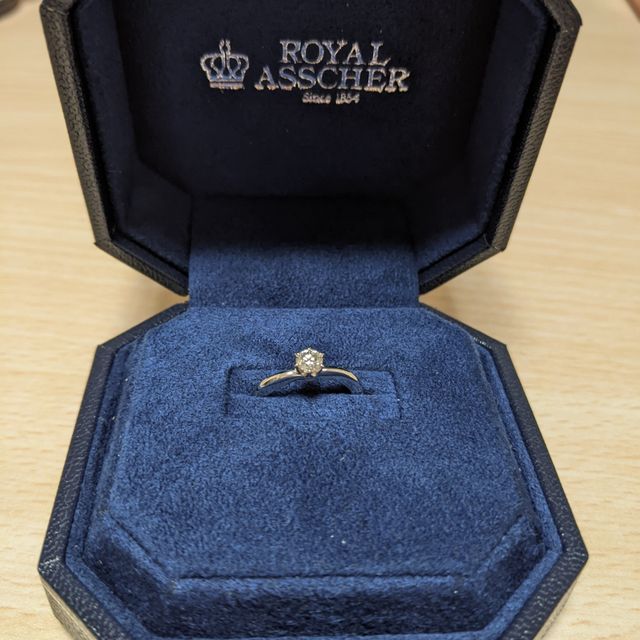 【ROYAL ASSCHER(ロイヤル・アッシャー)の口コミ】 選んでいる際に、ダイヤの輝きが他の指輪よりも綺麗に見えました。実際に…