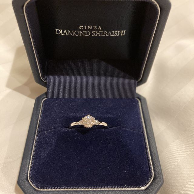 【銀座ダイヤモンドシライシの口コミ】 真ん中のダイヤと、両脇に小さなダイヤが付いていて、横から見ると花と葉…