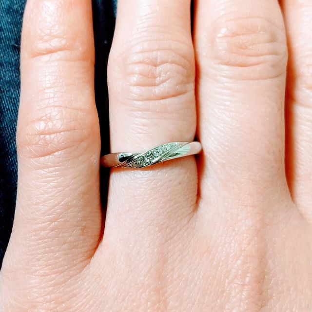 【銀座ダイヤモンドシライシの口コミ】 指がすらっと見える事を重視して選びました。
緩やかなV字です。
華奢なリ…