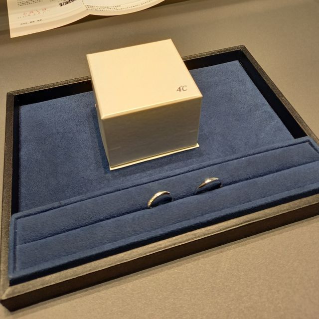 【4℃ BRIDAL(ヨンドシーブライダル)の口コミ】 もともとは石のついてないシンプルなものを考えていました。そのほうが安…