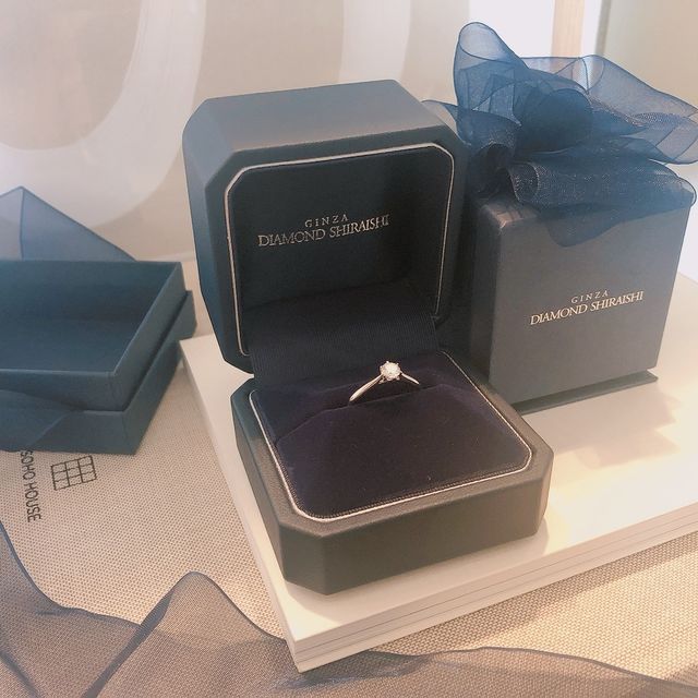 【銀座ダイヤモンドシライシの口コミ】 婚約指輪としてダイヤモンドシライシさんのwhitelilyを頂きました。
横か…